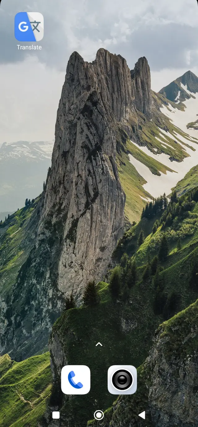 An example of a simple, decluttered phone home screen for a senior